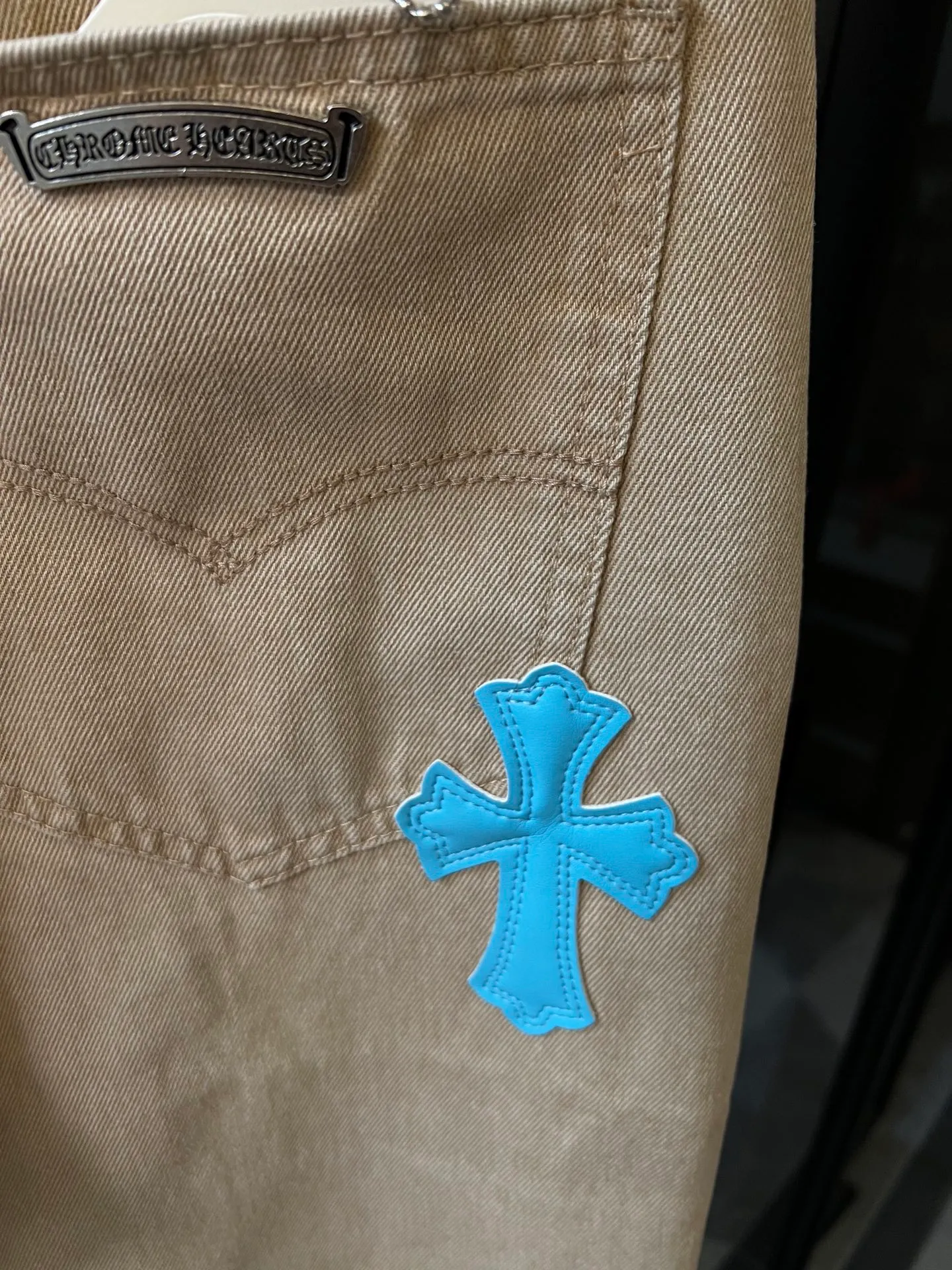 P250 [next day] Chrome Hearts/Chrome Hearts 25FW overseas customized khaki patchwork sea blue patchwork leather cross jeans (khaki) Size: 28 30 32 34 (corresponding to s-xl) Detailed sizes can be found in Figure 9